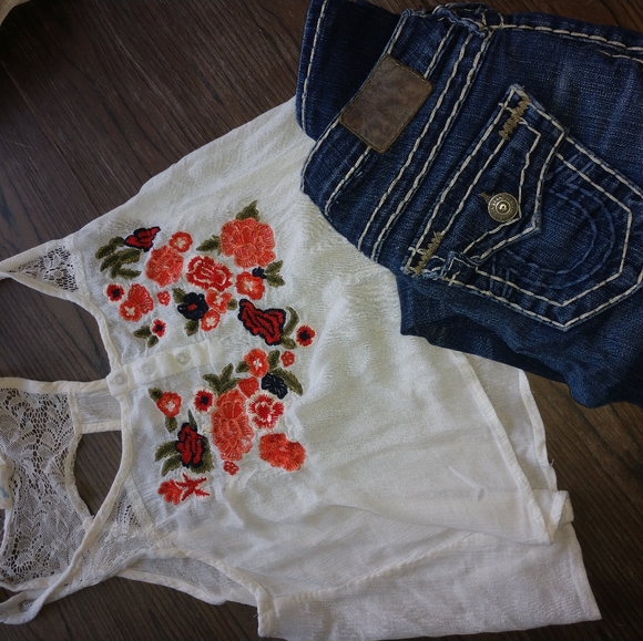 🌼🏵️🌺Embroidered tank🌺🏵️🌼 - Picture 7 of 8